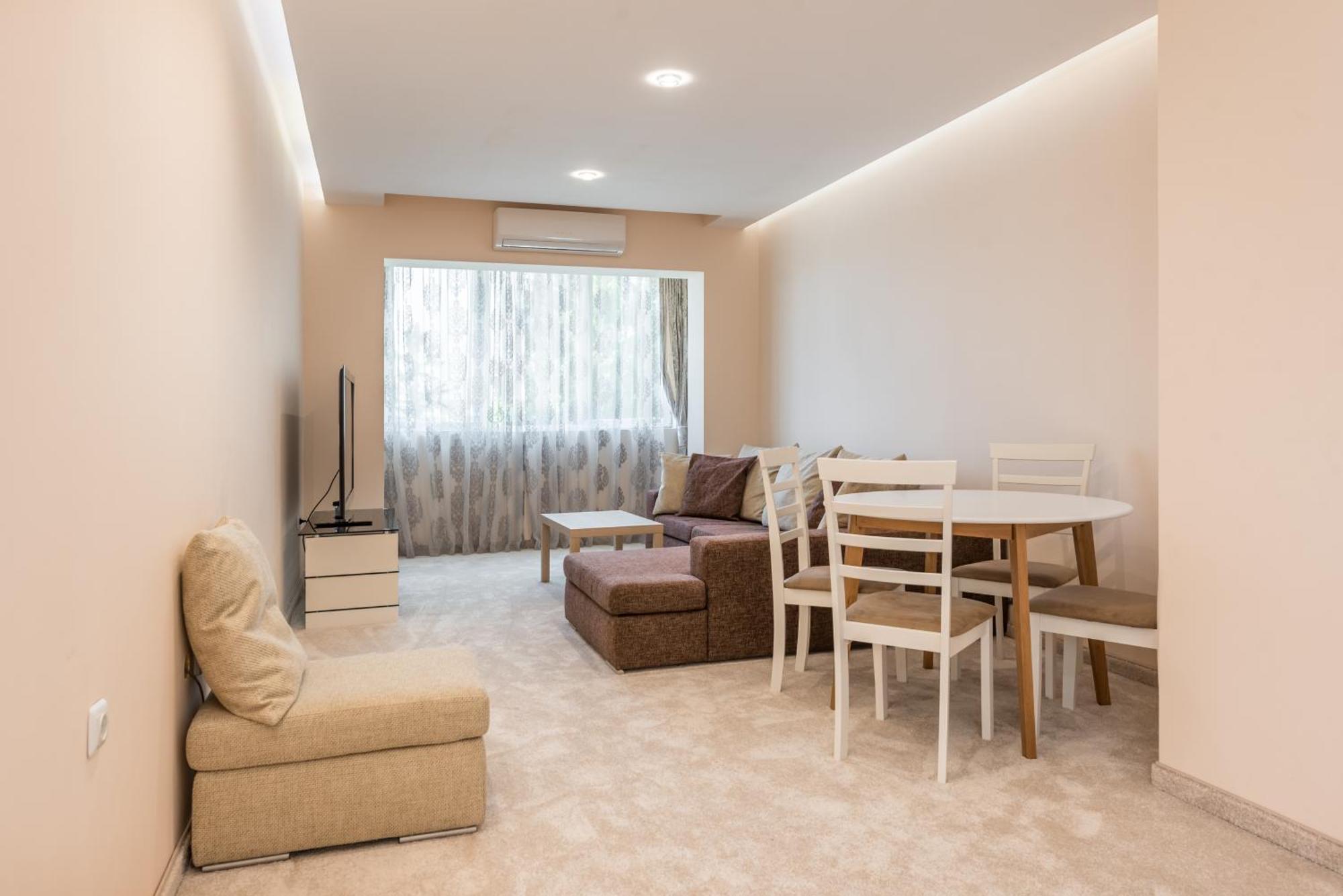 Private In Chayka Near The Sea Garden Apartament
